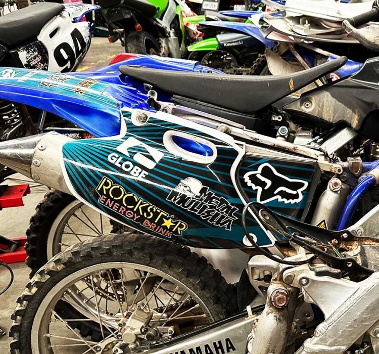 Bikes-Yamaha-Kawasaki-Globe-Rockstar-Just-Dirst-Bikes-Bikes-front-view-motorcyclist-speeding-up