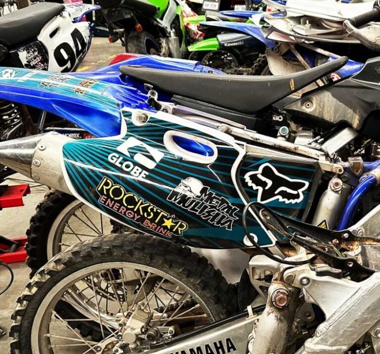 Bikes-Yamaha-Kawasaki-Globe-Rockstar-Just-Dirst-Bikes-Bikes-front-view-motorcyclist-speeding-up
